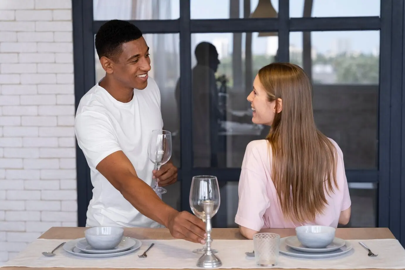 Крупный план людей, создающих уют дома