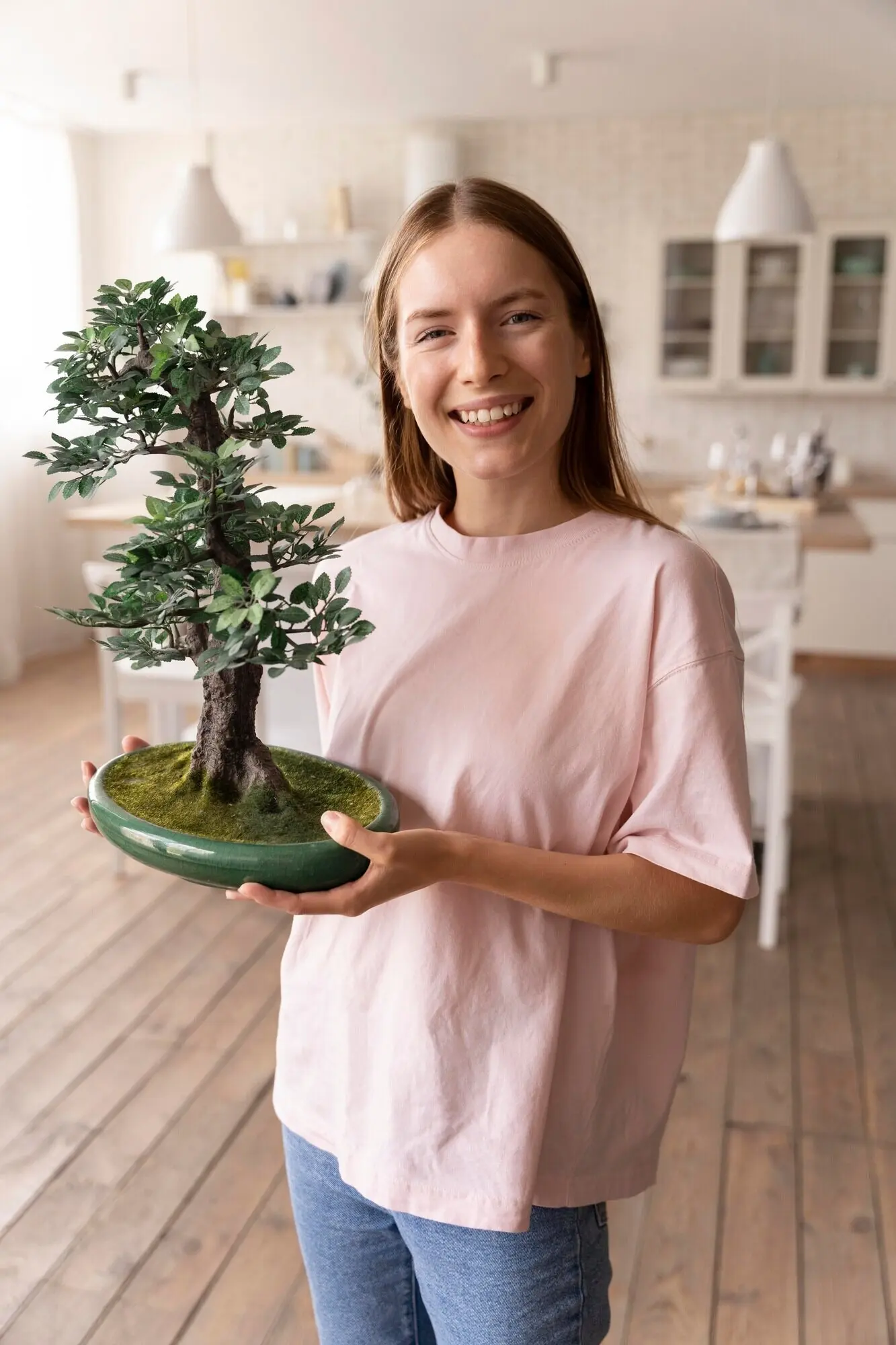 Крупный план человека, делающего дом комфортным